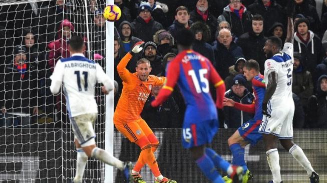 Penjaga gawang Leicester City Kasper Schmeichel mengamankan gawangnya dari ancaman pemain Crystal Palace dalam laga yang berlangsung di Selhurst Park, Sabtu (15/12/2018) [AFP]