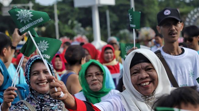 Sejumlah peserta mengikuti jalan santai keluarga besar Muhammadiyah DKI jakarta di Silang Barat Daya Monas, Jakarta, Minggu (16/12). [Suara.com/Muhaimin A Untung]