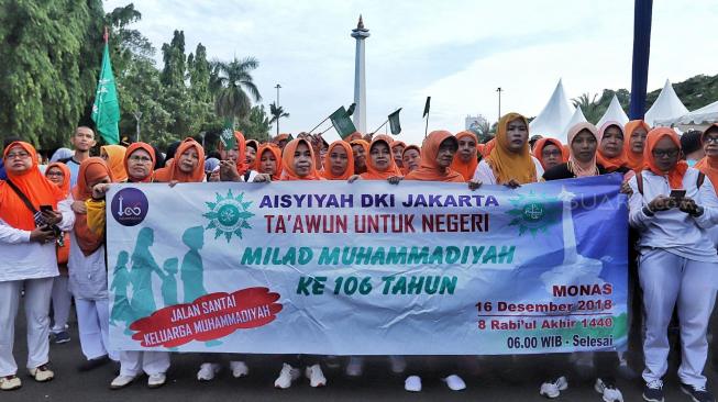 Sejumlah peserta mengikuti jalan santai keluarga besar Muhammadiyah DKI jakarta di Silang Barat Daya Monas, Jakarta, Minggu (16/12). [Suara.com/Muhaimin A Untung]