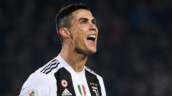 Pemain Juventus, Cristiano Ronaldo berselebrasi usai mencetak gol ke gawang Torino pada pekan ke-16 Serie A di Stadion Olimpico Grande Torino, Sabtu (15/12/2018)