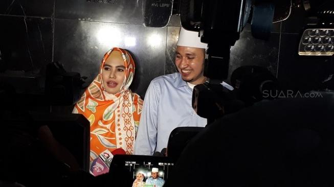 Kartika Putri dan sang suami Habib Usman di Jalan Gatot Soebroto, Pancoran, Jakarta Selatan, Minggu (16/12/2018). [Ismail/Suara.com]