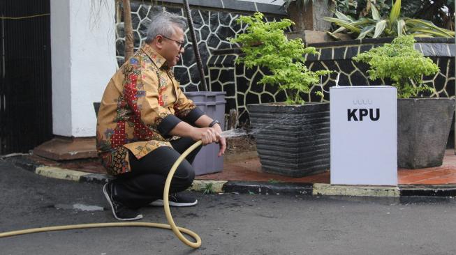 Ketua Komisi Pemilihan Umum (KPU) RI, Arief Budiman, menyemprot kotak suara yang terbuat dari karton tebal kedap air di Kantor KPU RI, Jakarta, Senin (17/12). [ANTARA FOTO/Reno Esnir]