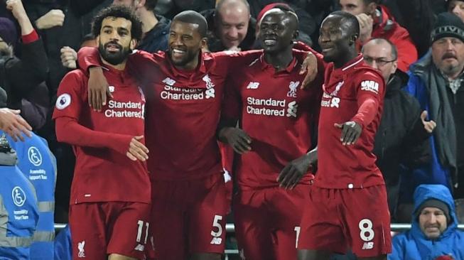 Para pemain Liverpool merayakan gol Sadio Mane (kedua dari kanan) ke gawang Manchester United pada laga lanjutan Liga Inggris 2018/2019 di Anfield, Senin (17/12/2018) dini hari WIB. [Paul ELLIS / AFP]