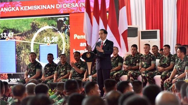 Bertemu Ribuan Tentara, Jokowi Umumkan Kenaikan Tunjangan Babinsa