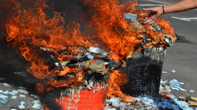 Petugas Dinas Kependudukan Catatan Sipil (Dukcapil) Kabupaten Tasikmalaya memusnahkan KTP Elektronik di Halaman Setda Kabupaten Tasikmalaya, Jawa Barat, Senin (17/12). ANTARA FOTO/Adeng Bustomi