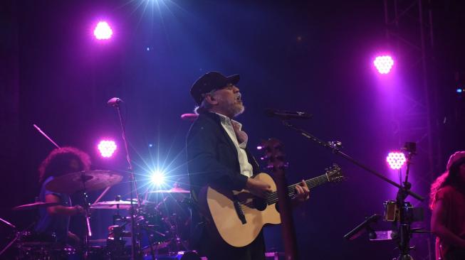 Musisi legendaris Iwan Fals bernyanyi menghibur penggemarnya pada konser bertajuk "Nyanyian yang Tersimpan" di Live Space SCBD, Jakarta, Minggu (16/12). ANTARA FOTO/Indrianto Eko Suwarso