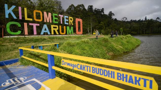 Pengunjung berswafoto di Danau Cisanti, Kabupaten Bandung, Jawa Barat, Senin (17/12). ANTARA FOTO/Raisan Al Farisi