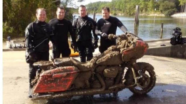 Harley-Davidson Road Glide tenggelam di lautan [Facebook: Gulf Shores Police Department].