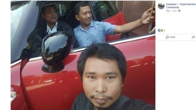 Serah terima mobil Mini Cooper Rp 12 ribu untuk driver ojol. Selfie bersama rekan [Facebook: @Eliyadian].