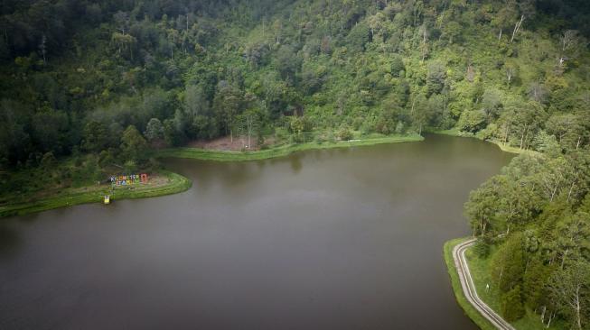 Foto udara kilometer nol Sungai Citarum di Danau Cisanti, Kabupaten Bandung, Jawa Barat, Senin (17/12). ANTARA FOTO/Raisan Al Farisi