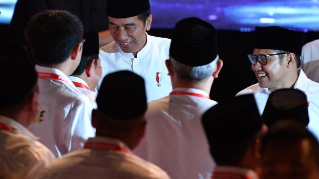 Presiden Joko Widodo (kiri) didampingi Ketua Umum PKB Muhaimin Iskandar (kanan) tiba untuk menghadiri Konsolidasi Caleg PKB di Balai Sarbini, Jakarta, Senin (17/12). ANTARA FOTO/Sigid Kurniawan