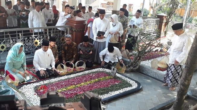 Didampingi Yenny Wahid, Jokowi Ziarah ke Makam Gus Dur dan Hasyim Asy'ari