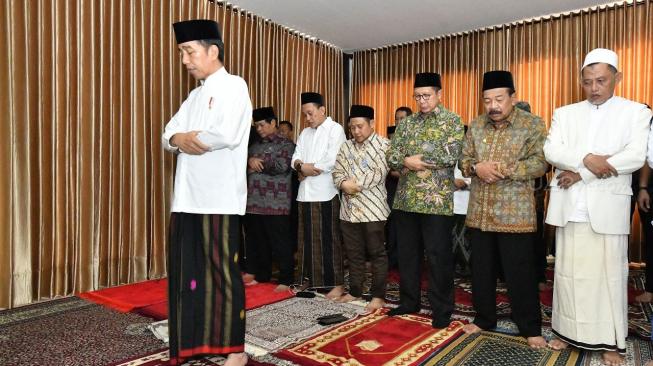 Bertamu ke Ponpes Darul Ulum, Jokowi Jadi Imam Salat Zuhur