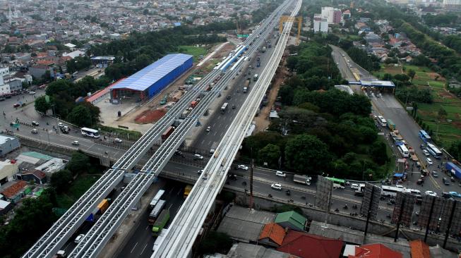 Suasana proyek pembangunan infrastruktur, di ruas Jalan Tol Jakarta-Cikampek, di Bekasi, Jawa Barat, Senin (17/12).[ANTARA FOTO/Risky Andrianto]