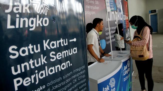 Petugas menunjukan kartu Jak Lingko di Stasiun Tanah Abang, Jakarta Pusat, Senin (17/12). [Suara.com/Fakhri Hermansyah]