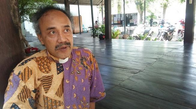 Dilarang Warga, Romo Agustinus: Keluarga Albertus Hanya Berdoa di Gereja