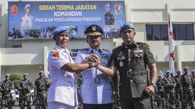 Komandan Pasukan Pengamanan Presiden (Paspampres) Brigjen TNI Maruli Simanjuntak (kanan) melakukan salam komando dengan Mayjen TNI (Mar) Suhartono (kiri) usai serah terima jabatan Komandan Paspampres di Mako Paspampres, Jakarta, Rabu (19/12). [ANTARA FOTO/Muhammad Adimaja]