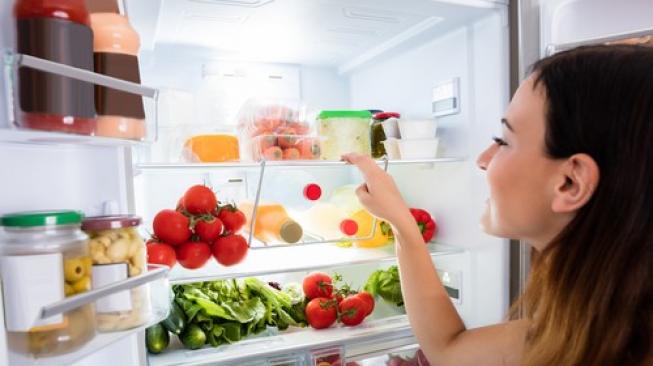 Menyimpan makanan dalam kulkas. (Shutterstock)