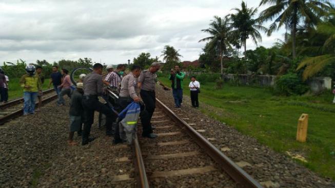 Terobos Pintu KA, Pelajar Dihantam Gajah Wong, Motornya Terseret 20 Meter