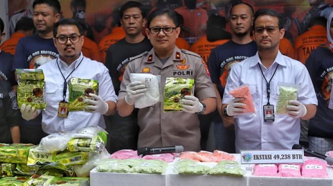 Wakapolda Metro Jaya Brigjen Wahyu Hadiningrat bersama Kasubdit II dit Resnarkoba AKBP Donny Alexander dan Kanit II dit Resnarkoba Kompol Ahrie Sonta memperlihatkan barang bukti shabu saat pengungkapan kasus narkotika di Kantor Dit Resnarkoba Polda Metro Jaya, Jakarta, Rabu (19/12). [Suara.com/Muhaimin A Untung]