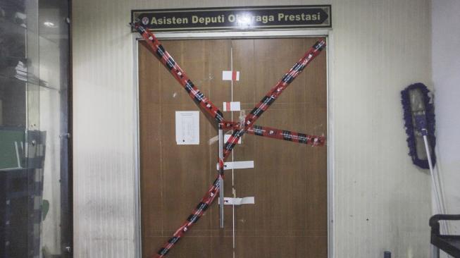 Pintu ruangan Asisten Deputi Olahraga Prestasi disegel oleh KPK di gedung Kemenpora, Jakarta, Rabu (19/12). [ANTARA FOTO/Muhammad Adimaja]