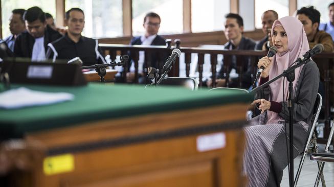 Istri terdakwa Fahmi Darmawansyah, Inneke Koesherawati memberikan keterangan saat bersaksi pada sidang lanjutan kasus ‎dugaan suap mantan Kalapas Sukamiskin Wahid Husein di Pengadilan Negeri Bandung, Jawa Barat, Rabu (19/12). [ANTARA FOTO/M Agung Rajasa]