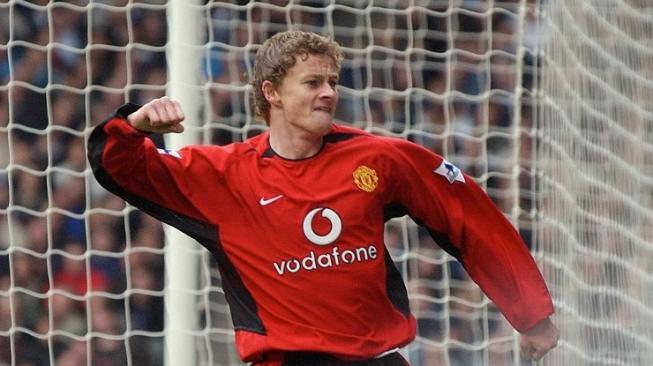 Ole Gunnar Solskjaer saat mencetak gol bagi Manchester United saat menghadapi Manchester City di Liga Inggris pada 9 November 2002. PAUL BARKER / AFP