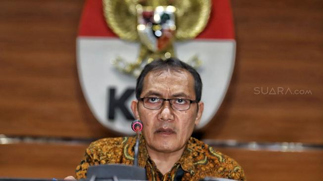 Wakil Ketua KPK saut Sitomorang dan Juru Bicara Febry Diansah bersama penyidik memperlihatkan barang bukti kasus suap terkait penyaluran dana hibah kepada KONI saat konferensi pers ott pejabat Kemenpora di Gedung KPK, Jakarta, Rabu (19/12). [Suara.com/Muhaimin A Untung]