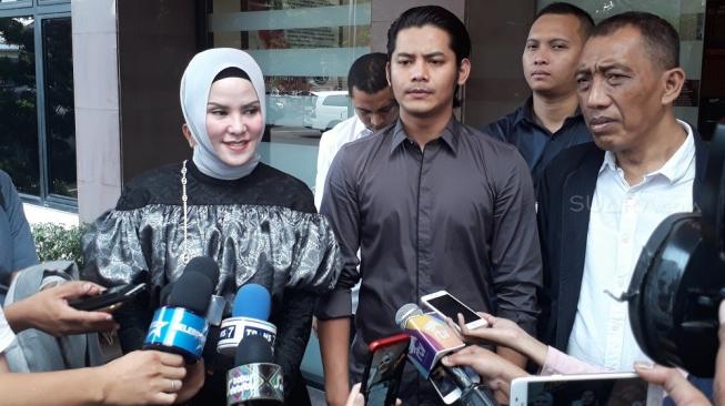 Angel Lelga dan Fiki Alman memberi keterangan pers di Polres Jakarta Selatan, Rabu (19/12/2018). (Wahyu Tri Laksono/Suara.com)