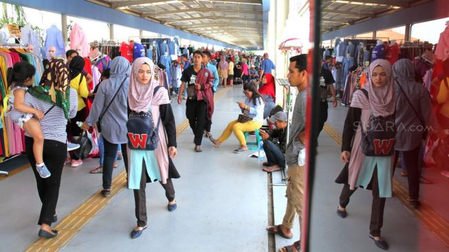 Suasana jembatan penyeberangan multiguna atau "Skybridge" Tanah Abang di Jakarta Pusat, Rabu (19/12).[Suara.com/Fakhri Hermansyah]