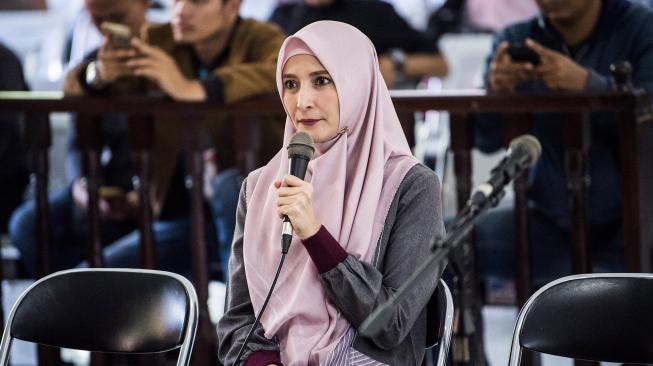 Istri terdakwa Fahmi Darmawansyah, Inneke Koesherawati memberikan keterangan saat bersaksi pada sidang lanjutan kasus ‎dugaan suap mantan Kalapas Sukamiskin Wahid Husein di Pengadilan Negeri Bandung, Jawa Barat, Rabu (19/12). [ANTARA FOTO/M Agung Rajasa]