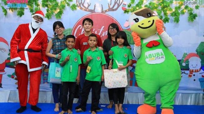 Kemeriahan natal Christmas Bucket List bersama anak panti asuhan. (Doc Abuba Steak)