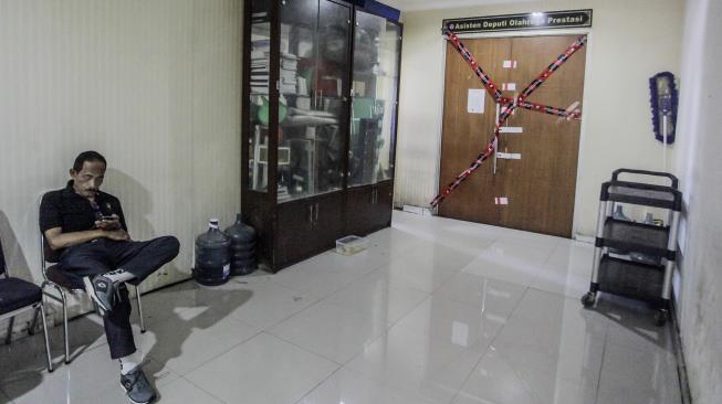 Pintu ruangan Asisten Deputi Olahraga Prestasi disegel oleh KPK di gedung Kemenpora, Jakarta, Rabu (19/12). [ANTARA FOTO/Muhammad Adimaja]