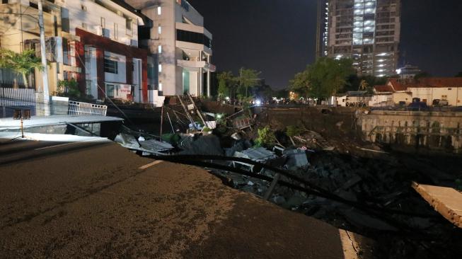 Kondisi jalan amblas di Kawasan Gubeng Surabaya, Jawa Timur, Selasa (18/12).  [ANTARA FOTO/Didik Suhartono]