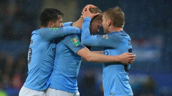 Gelandang Manchester City Kevin De Bruyne (tengah) merayakan golnya ke Leicester City bersama rekan setimnya, Brahim Diaz (kiri) dan Oleksandr Zinchenko di perempat final Piala Liga Inggris. Lindsey PARNABY / AFP