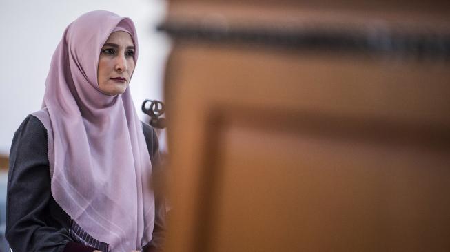 Istri terdakwa Fahmi Darmawansyah, Inneke Koesherawati memberikan keterangan saat bersaksi pada sidang lanjutan kasus ‎dugaan suap mantan Kalapas Sukamiskin Wahid Husein di Pengadilan Negeri Bandung, Jawa Barat, Rabu (19/12). [ANTARA FOTO/M Agung Rajasa]