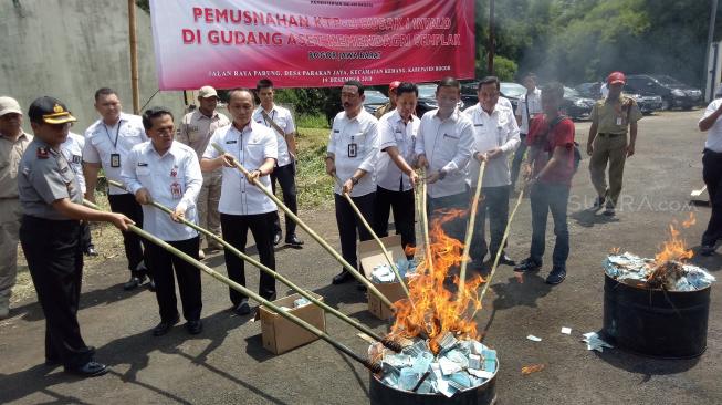 Kemendagri Bakar 1,3 Juta Keping e-KTP Rusak di Gudang Semplak