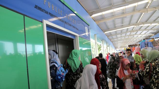 Suasana jembatan penyeberangan multiguna atau "Skybridge" Tanah Abang di Jakarta Pusat, Rabu (19/12).[Suara.com/Fakhri Hermansyah]