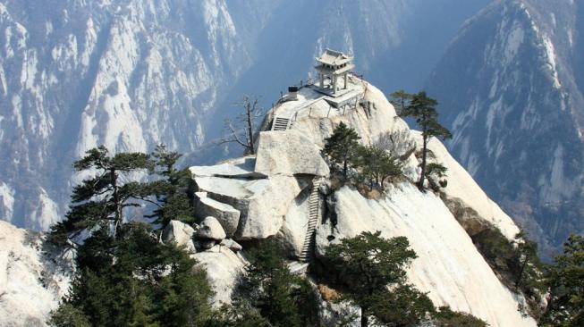 Kedai teh paling terisolasi di dunia, Huashan Teahouse di Cina terletak di ketinggian lebih dari 7.000 kaki di atas permukaan laut. (Strudelt/Flickr)