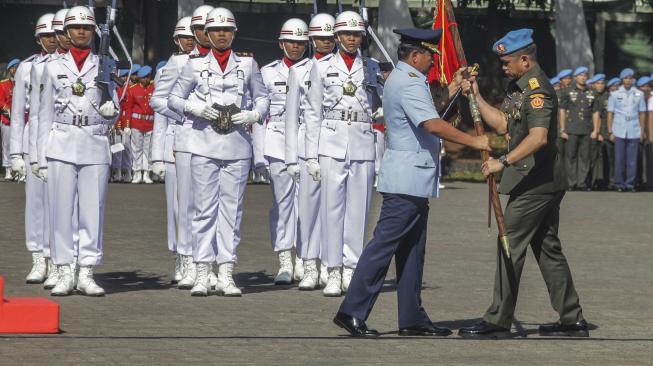 Panglima TNI Marsekal TNI Hadi Tjahjanto (kiri) menyerahkan Pataka Pasukan Pengamanan Presiden (Paspampres) Setia Waspada kepada Komandan Paspampres Brigjen TNI Maruli Simanjuntak (kanan) pada acara serah terima jabatan Komandan Paspampres di Mako Paspampres, Jakarta, Rabu (19/12). [ANTARA FOTO/Muhammad Adimaja]