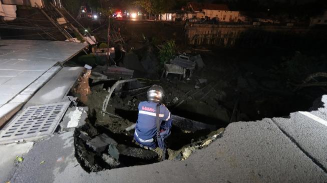 Kondisi jalan ambles di Kawasan Gubeng Surabaya, Jawa Timur, Selasa (18/12).  [ANTARA FOTO/Didik Suhartono]