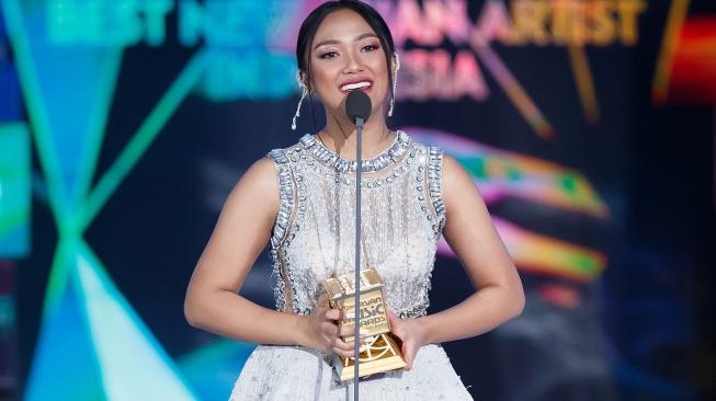 Marion Jola saat menerima penghargaan di ajang MAMA 2018. (Foto: Universal Music Indonesia)