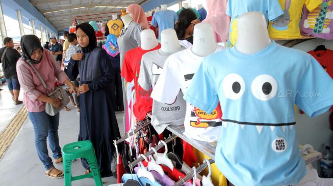 Suasana jembatan penyeberangan multiguna atau "Skybridge" Tanah Abang di Jakarta Pusat, Rabu (19/12).[Suara.com/Fakhri Hermansyah]