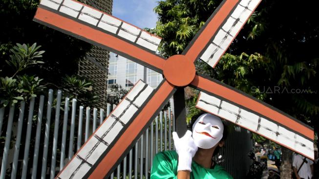 Sejumlah aktivis dari #BersihkanIndonesia melakukan aksi teatrikal di lintasan penyeberangan Jalan Sarinah, Jakarta Pusat, Kamis (20/12). [Suara.com/Fakhri Hermansyah]