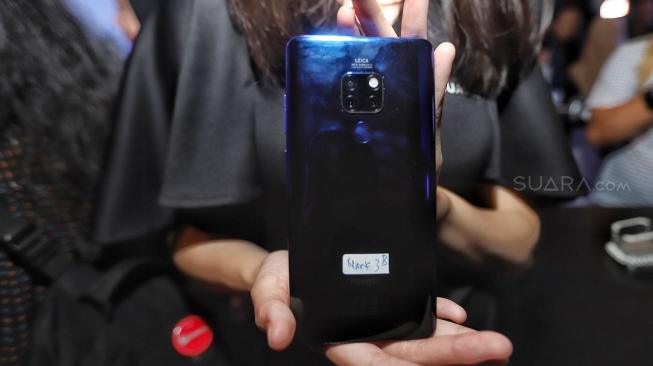 Model mencoba smartphone terbaru Mate 20 Series dari Huawei saat peluncuran perdana di Hotel Westin, Jakarta, Rabu (19/12). [Suara.com/Muhaimin A Untung]