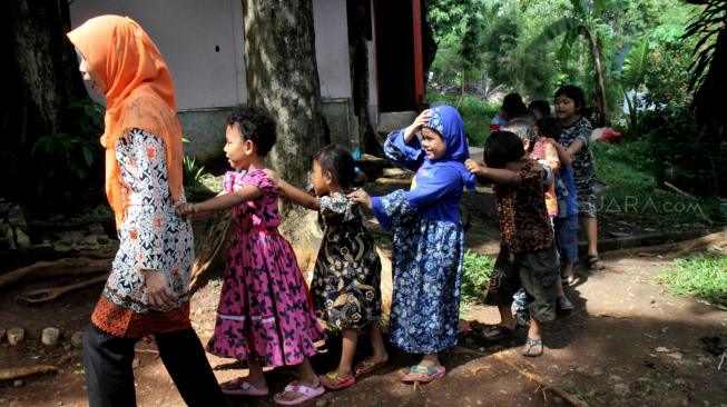 Suasana belajar-mengajar di Sekolah Alternatif Anak Jalanan (SAAJA) daerah Kuningan, Jakarta Selatan, Kamis (20/12).[Suara.com/Fakhri Hermansyah]