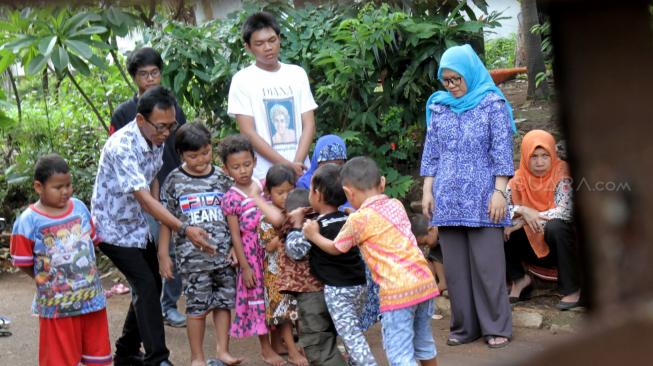 Suasana belajar-mengajar di Sekolah Alternatif Anak Jalanan (SAAJA) daerah Kuningan, Jakarta Selatan, Kamis (20/12).[Suara.com/Fakhri Hermansyah]