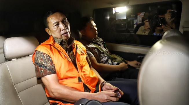 Sekjen KONI Ending Fuad Hamidy mengenakan rompi tahanan seusai menjalani pemeriksaan terkait OTT kasus korupsi terkait dana hibah Kemenpora ke KONI di Gedung KPK, Jakarta, Kamis (20/12) Dini Hari. [Suara.com/Muhaimin A Untung]