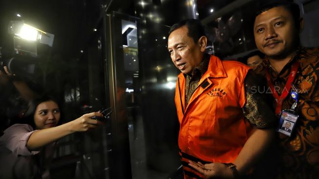 Sekjen KONI Ending Fuad Hamidy mengenakan rompi tahanan seusai menjalani pemeriksaan terkait OTT kasus korupsi terkait dana hibah Kemenpora ke KONI di Gedung KPK, Jakarta, Kamis (20/12) Dini Hari. [Suara.com/Muhaimin A Untung]