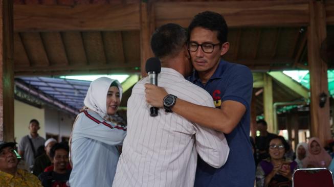 Kunjungi Desa Wisata Pengrajin Rotan, Sandiaga Curhat Usahanya Bangkrut